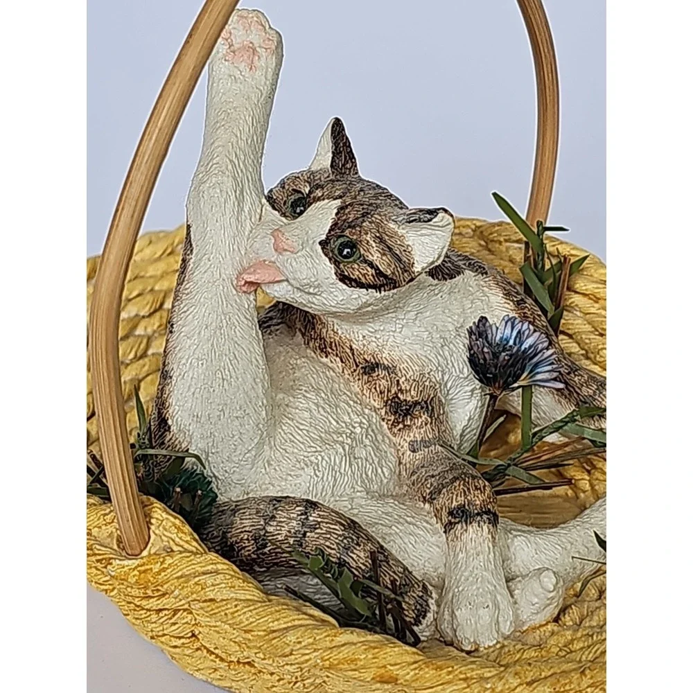 Purrfect Pet Cat Figurine Realistic Marty Sculpture The‎ Primping Place - M1023